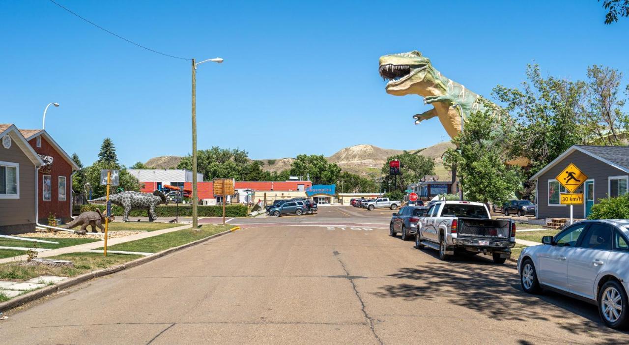 Raptor Retreat L Central L Big Dinosaur L Sleeps 9 Drumheller Buitenkant foto